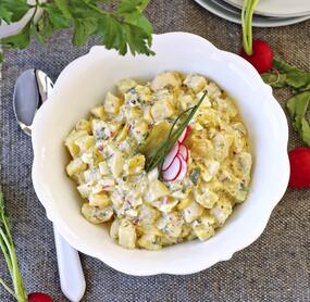 Klassischer Kartoffelsalat mit Radieschen und Ei