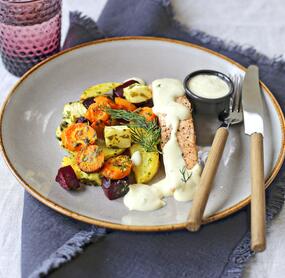 Lachs mit Ofengemüse und Honig-Senf-Dip