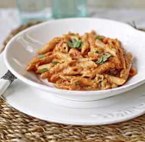 Penne mit mediterraner Tomatensoße