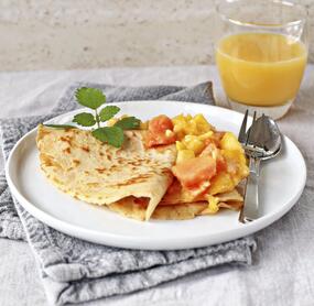 Klassische Pfannkuchen mit Obstsalat