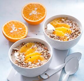 Gesundes Porridge mit Joghurt und Orangen