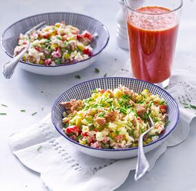 Reissalat mit Kapern, Thunfisch und Paprika mit Tomatensaft