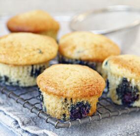 Softe Blaubeermuffins aus einfachem Rührteig
