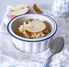 Warmes Müsli mit Apfel