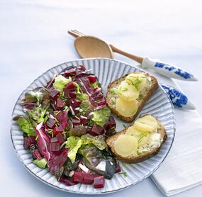 Winterlicher Salat mit würzigem Dressing und Käsebroten