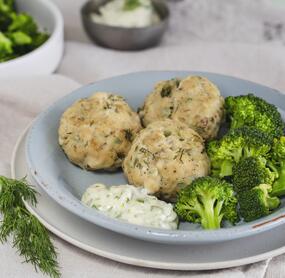 Fischfrikadellen mit Brokkoli