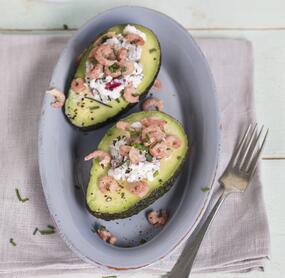Gefüllte Avocados mit Hüttenkäsecreme und Krabben