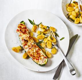 Gratinierte Zucchini mit gebratenen Salbei-Gnocchi