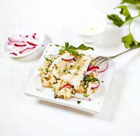 Kabeljau auf Radieschen-Petersilien-Risotto