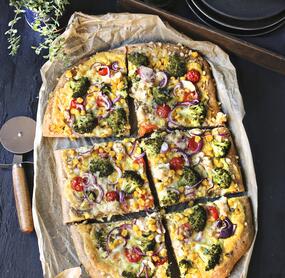 Pizza Rusticana mit Hähnchenbrust und buntem Gemüse