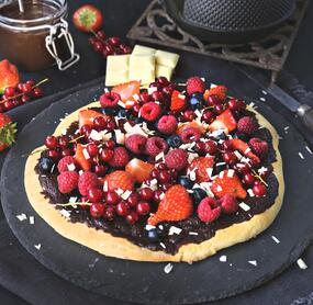 Süße Pizza mit Schokocreme und Beeren