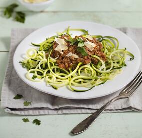 Zoodles mit Beef-Tatar-Bolognese