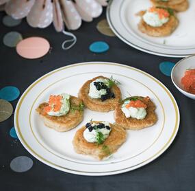 Blini mit Kräutercreme und Kaviar