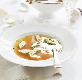 Gemüseconsommé mit Käseschöberl