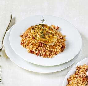 Zartes Hähnchenbrustfilet auf lockerem Tomaten-Couscous
