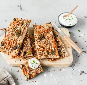 Knäckebrot mit Saaten und Käse