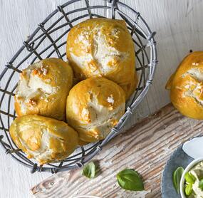 Selbst gebackene Laugenbrötchen