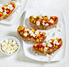 Paprika-Bruschetta mit Schafskäse