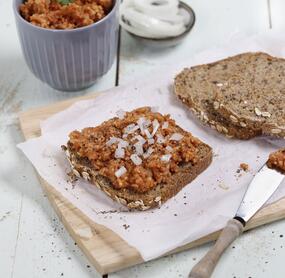 Vollkornbrot mit Tomatenstreich