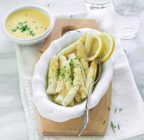 Weißer Spargel mit Sauce hollandaise