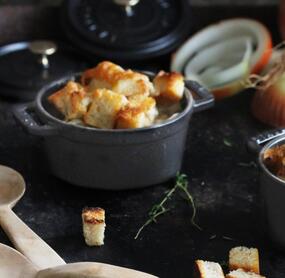Zwiebelsuppe mit gratiniertem Brot