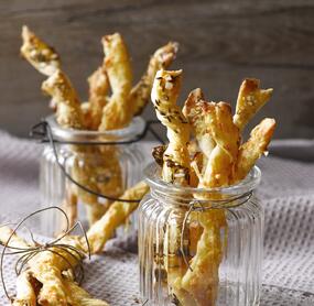 Knusprige Käse-Salzstangen