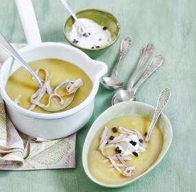 Kartoffelsuppe mit Olivencreme und Schinken
