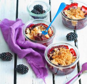 Brombeeren mit Nussstreuseln