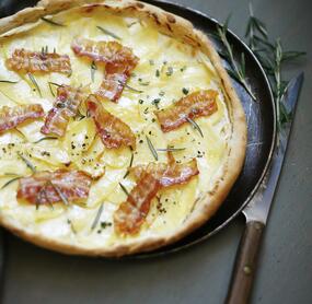Kartoffelpizza mit Speck und Rosmarin