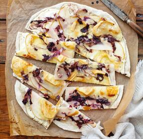 Flammkuchen mit Birnen und Radicchio