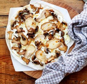 Flammkuchen mit gemischten Pilzen