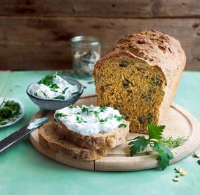 Frühlingsbrot mit frischem Kräuterquark