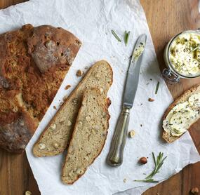 Frisches Haselnussbrot mit Rosmarinbutter