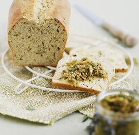 Kräuter-Joghurtbrot mit grüner Olivenpaste