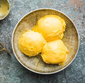 Blitzschnelles Mango-Kokos-Eis