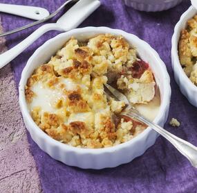 Rhabarber-Crumbles mit Vanillesoße