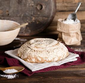 Frisch gebackenes Sauerteig-Mischbrot