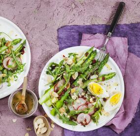 Gesunder Genuss: Spargelsalat mit Radieschen und Ei