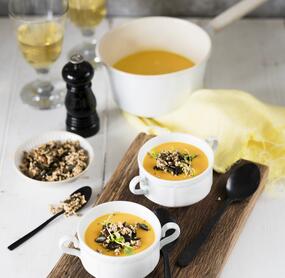 Wärmende Karottensuppe mit Crunch-Topping