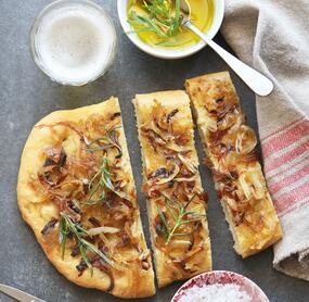 Focaccia mit karamellisierten Zwiebeln