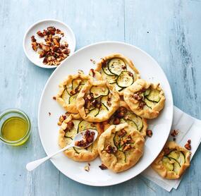 Kleine Galettes mit Gewürzmandeln