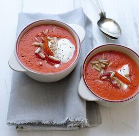 Leichte Paprikasuppe mit Rhabarber