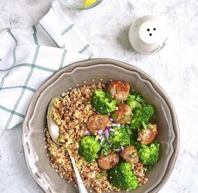 Puten-Frikadellen mit Brokkoli und Quinoa