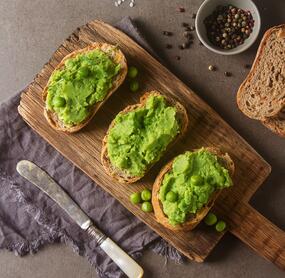 Erbsenpüree mit Röstbrot