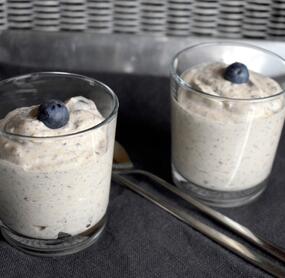 Stracciatella-Creme mit Blaubeeren