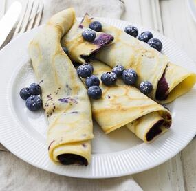 Eierpfannkuchen mit Blaubeersoße
