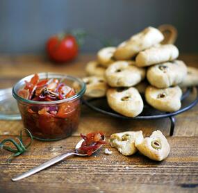 Pizzabrötchen mit Balsamico-Tomaten