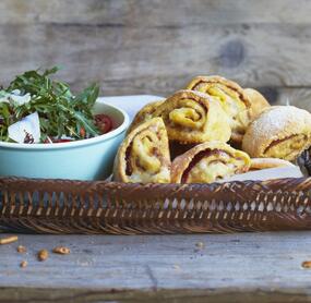 Pizzabrötchen mit Rucolasalat