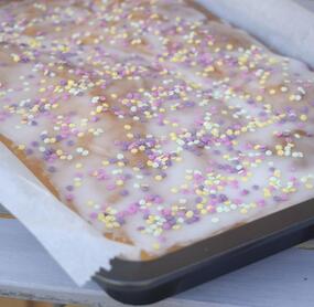 Saftiger Blechkuchen mit Birne