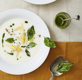 Spargelcremesuppe mit Basilikum-Öl